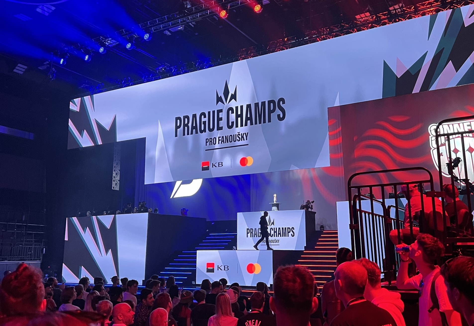 [ŽIVĚ] Entropiq ovládli Prague Champs, v showmatchi proti Team GO prohráli