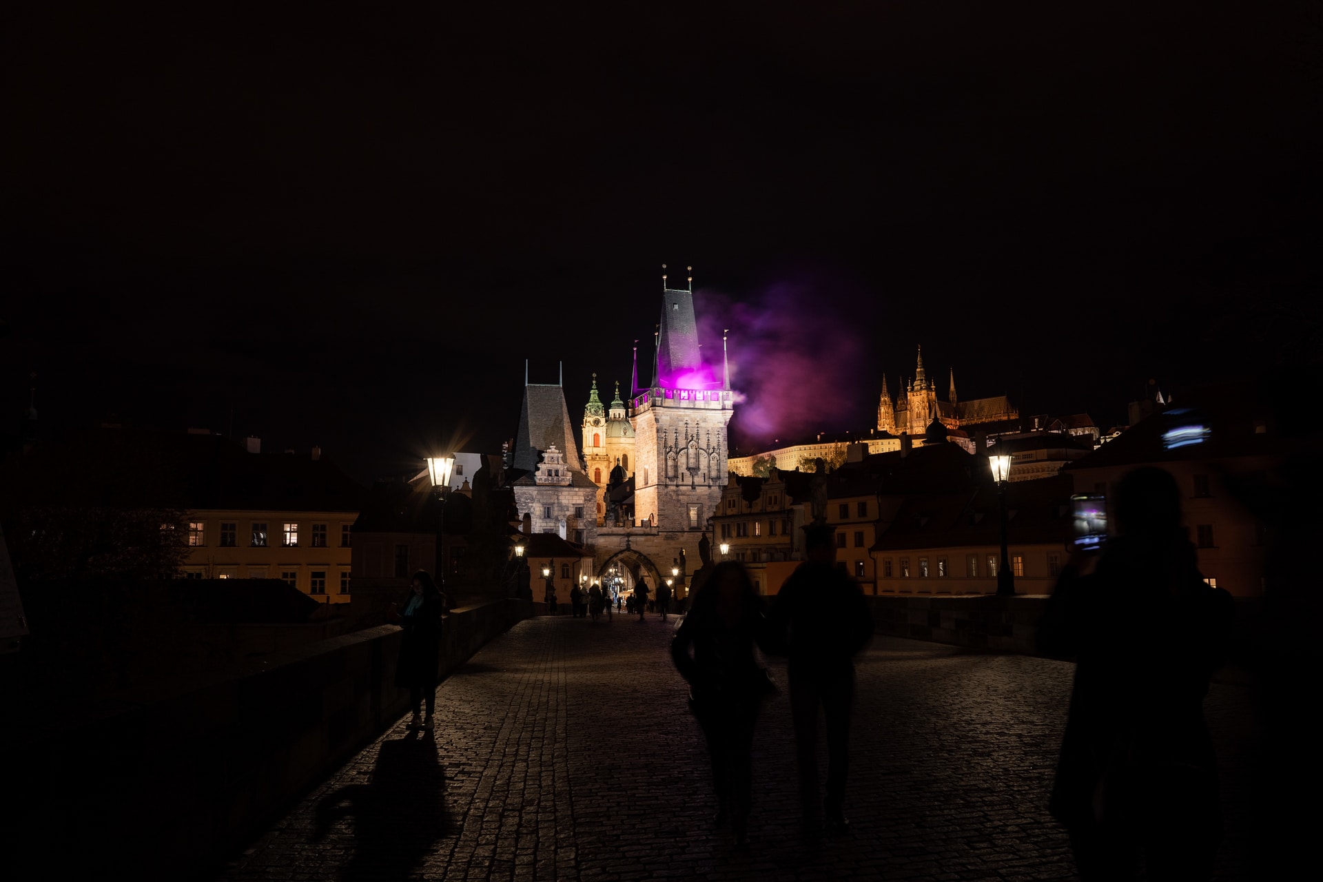 V Praze "hoří" historické budovy jako součást kampaně k seriálu Arcane