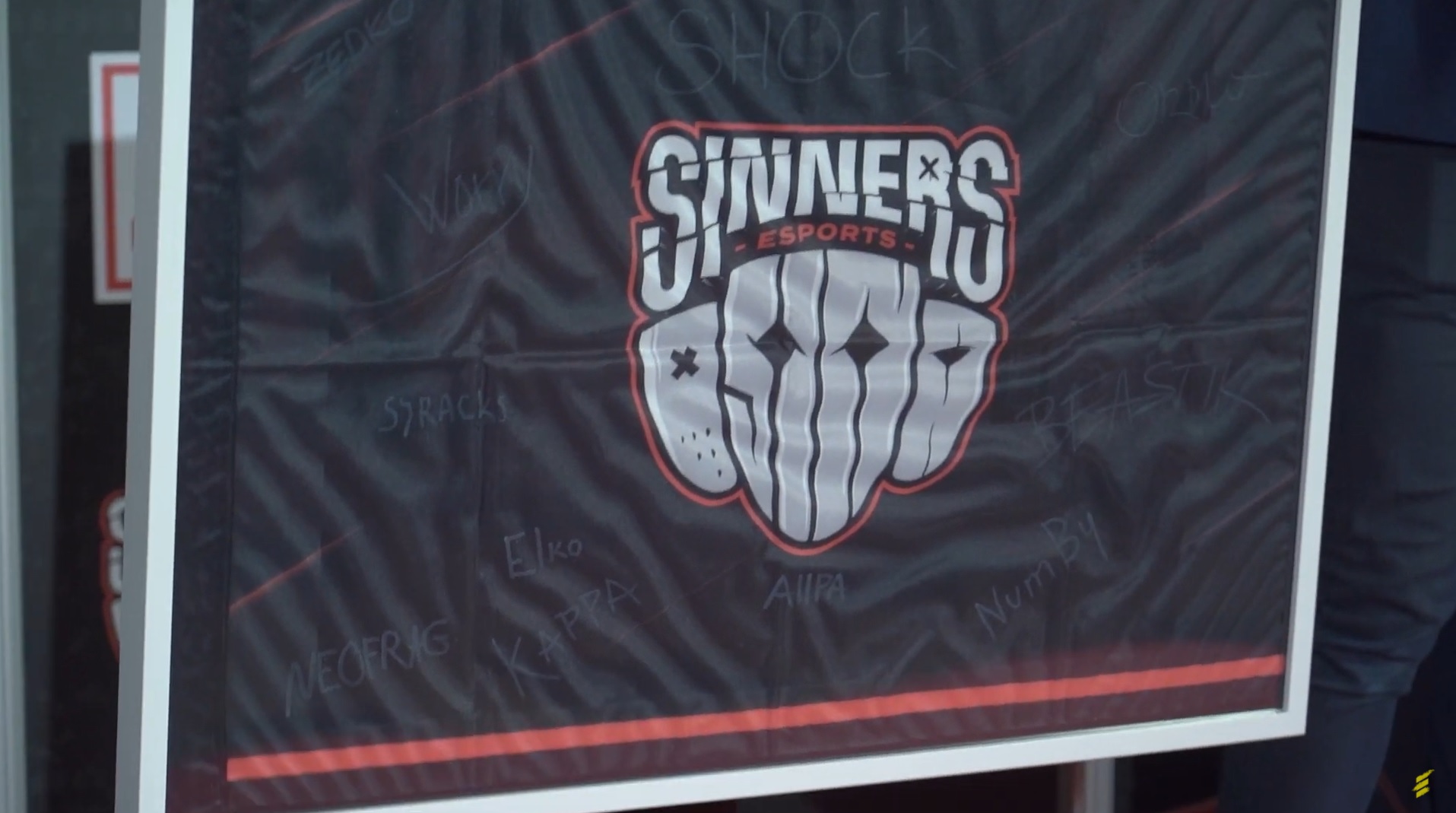 VIDEO: Jak vypadala liberecká párty SINNERS? Tetování, influenceři i dron show u Ještědu