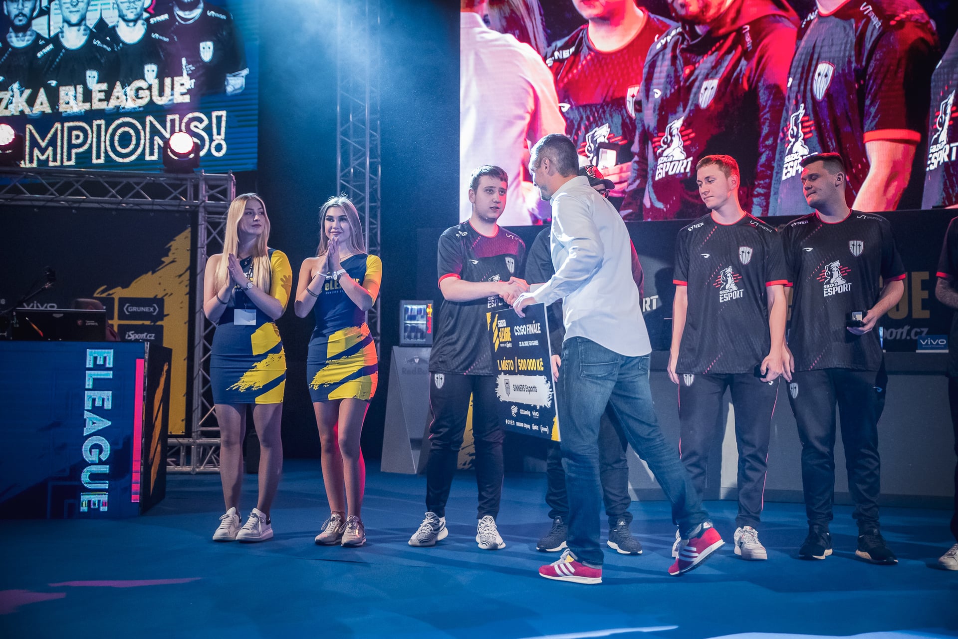 Dokončený přestup NEOFRAGa. Jak reagoval trenér OG a co vzkazuje management SINNERS?