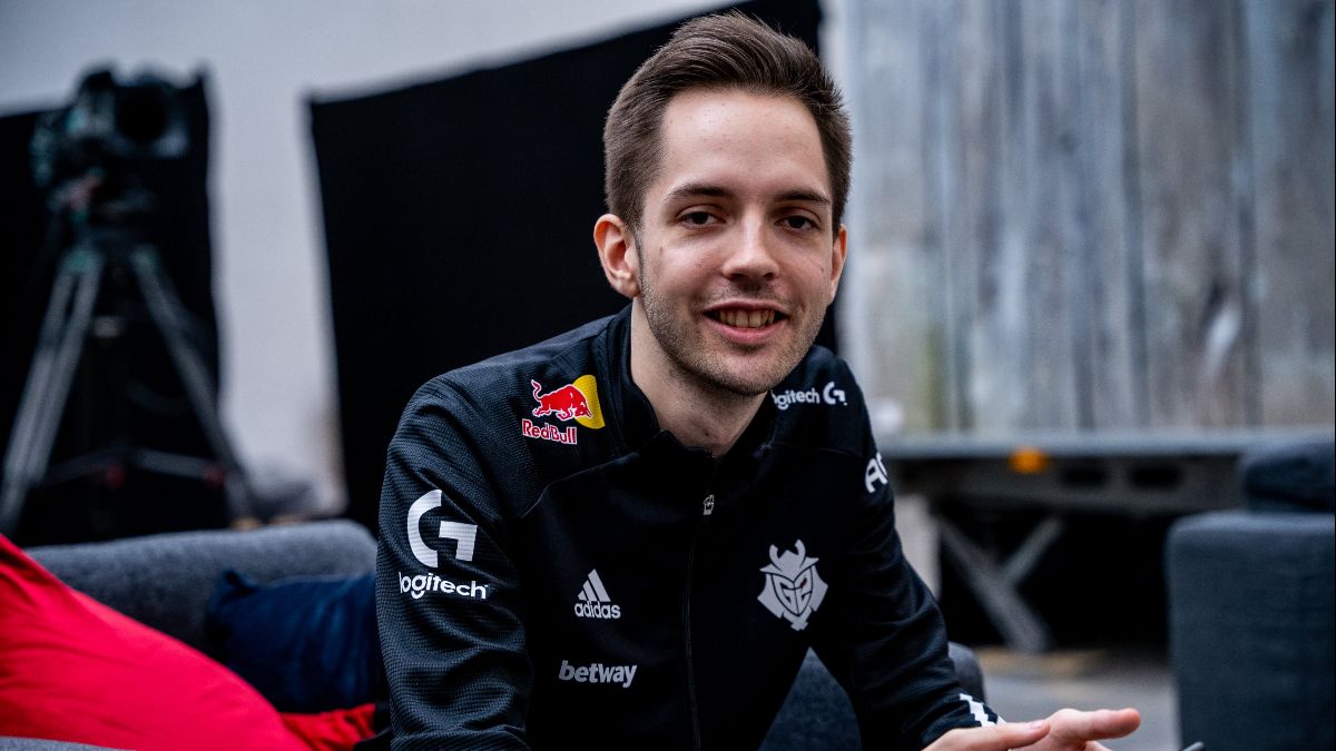 Muž z pozadí G2 stoupá do popředí. Swani by měl pokračovat jako trenér