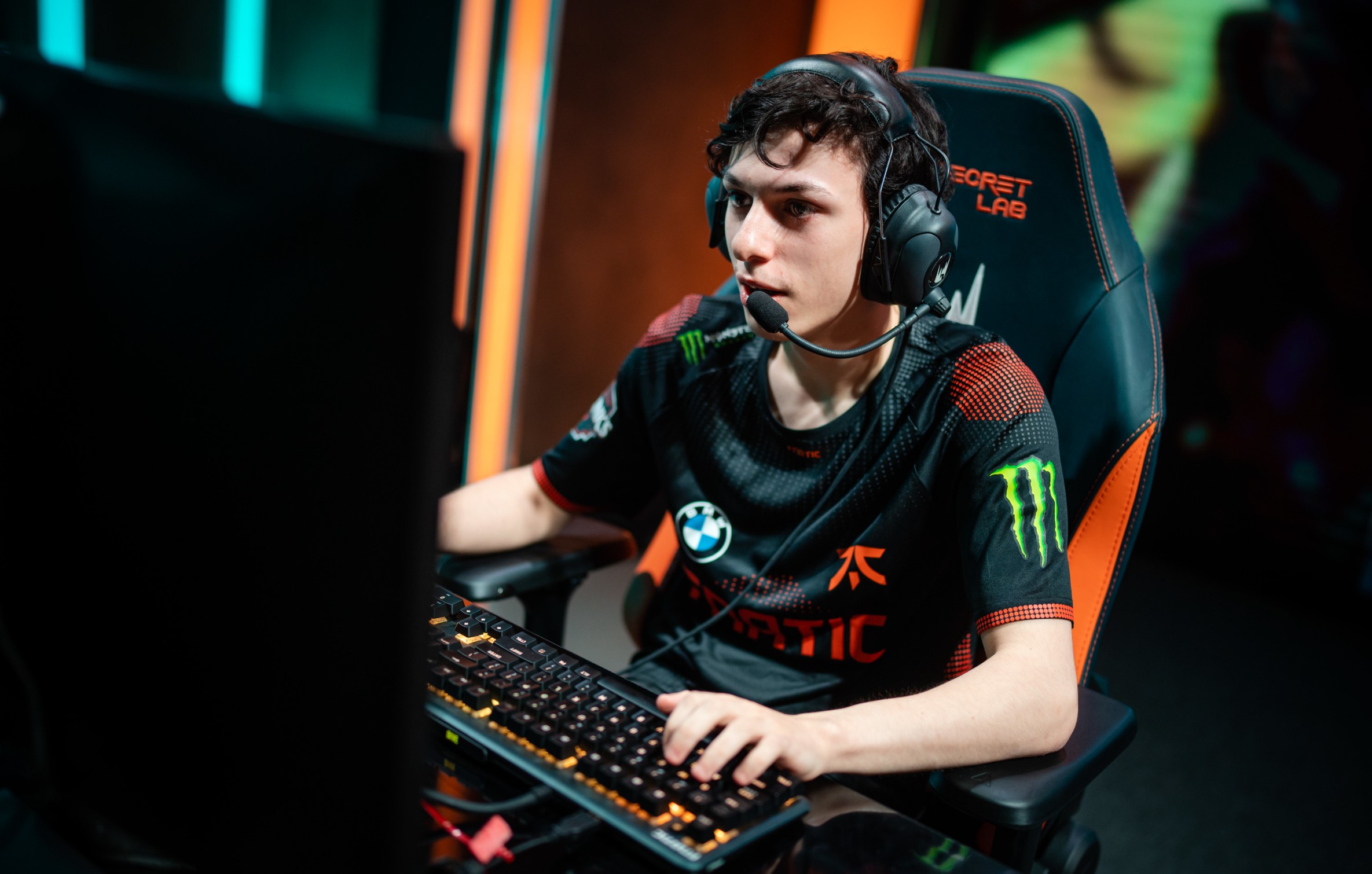 Adam se opřel do Upseta: Opustil jsi nás kvůli smutné přítelkyni! Je to lež, odpovídá ADC