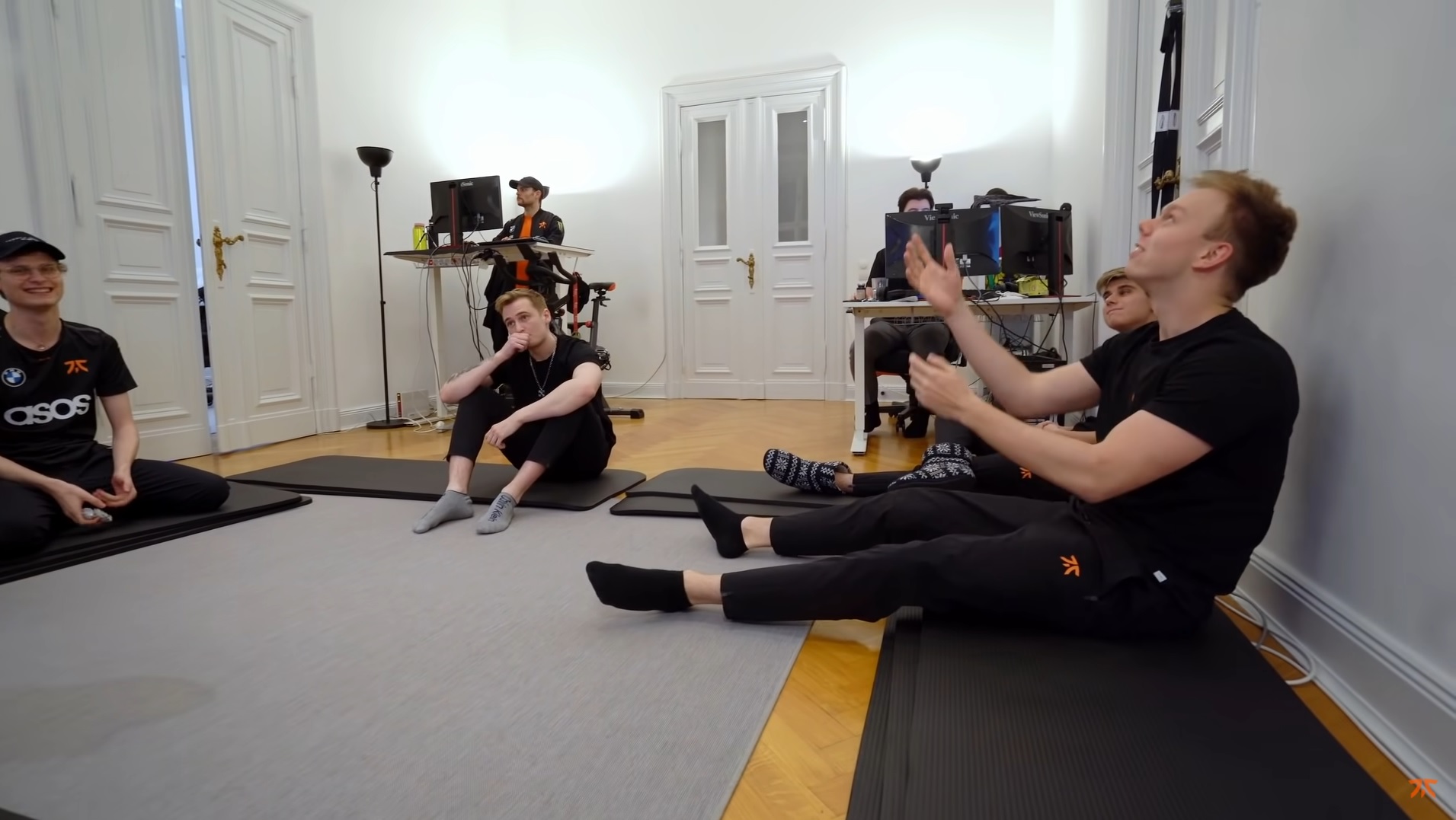 VIDEO: Fnatic ukázali zákulisí perfektního superweeku v LEC! Jak se Humanoid a ostatní připravovali na zápasy?