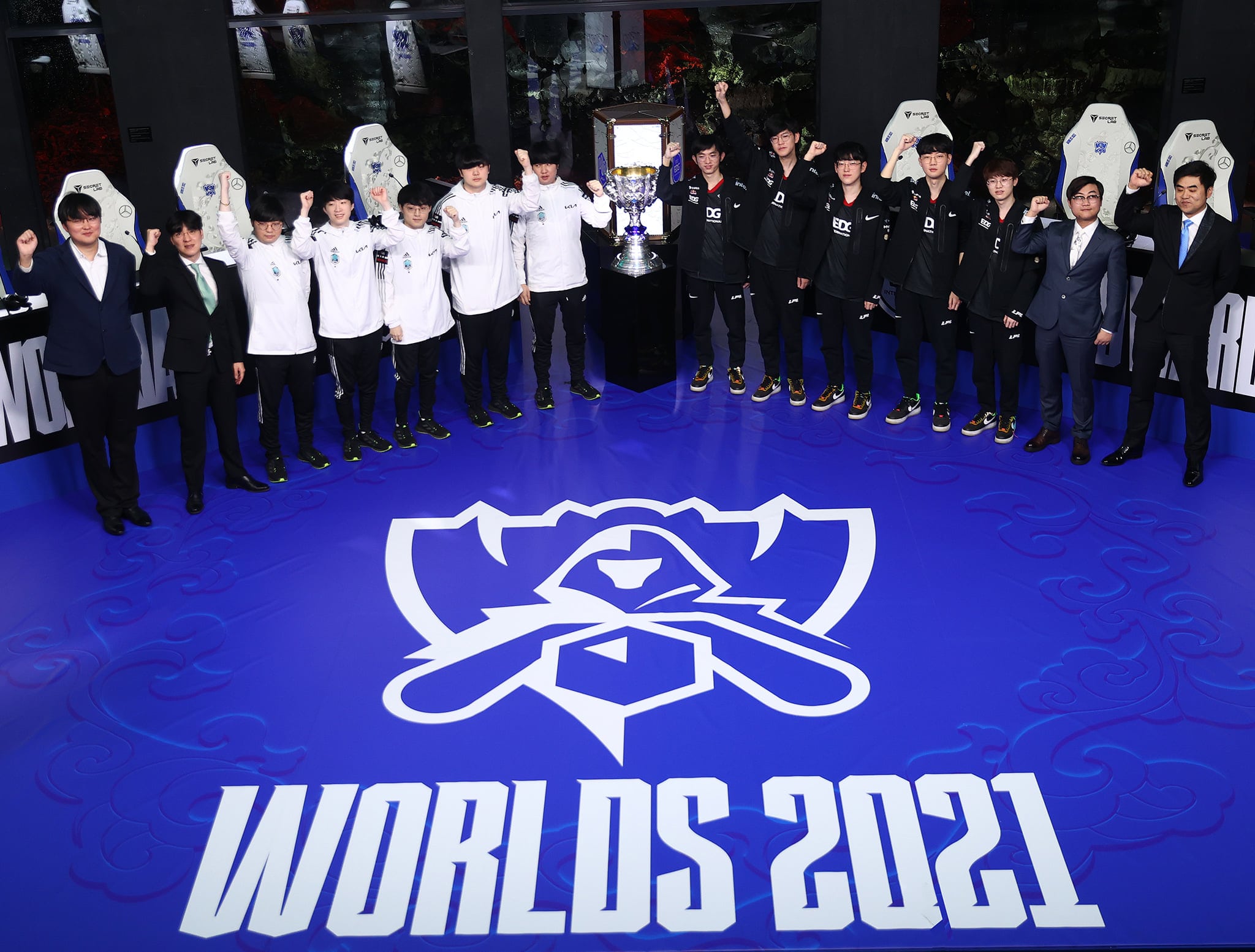 Vrchol Worlds 2021: Obhájce DWG KIA se z trůnu pokusí sesadit EDG