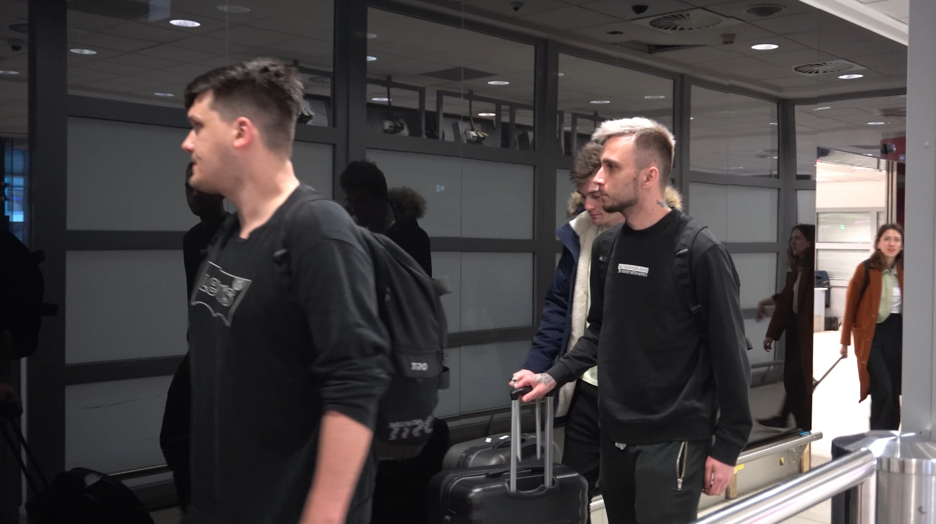 SINNERS jsou zpět v Česku. Jak vypadal přílet hráčů, kteří spojili domácí komunitu?