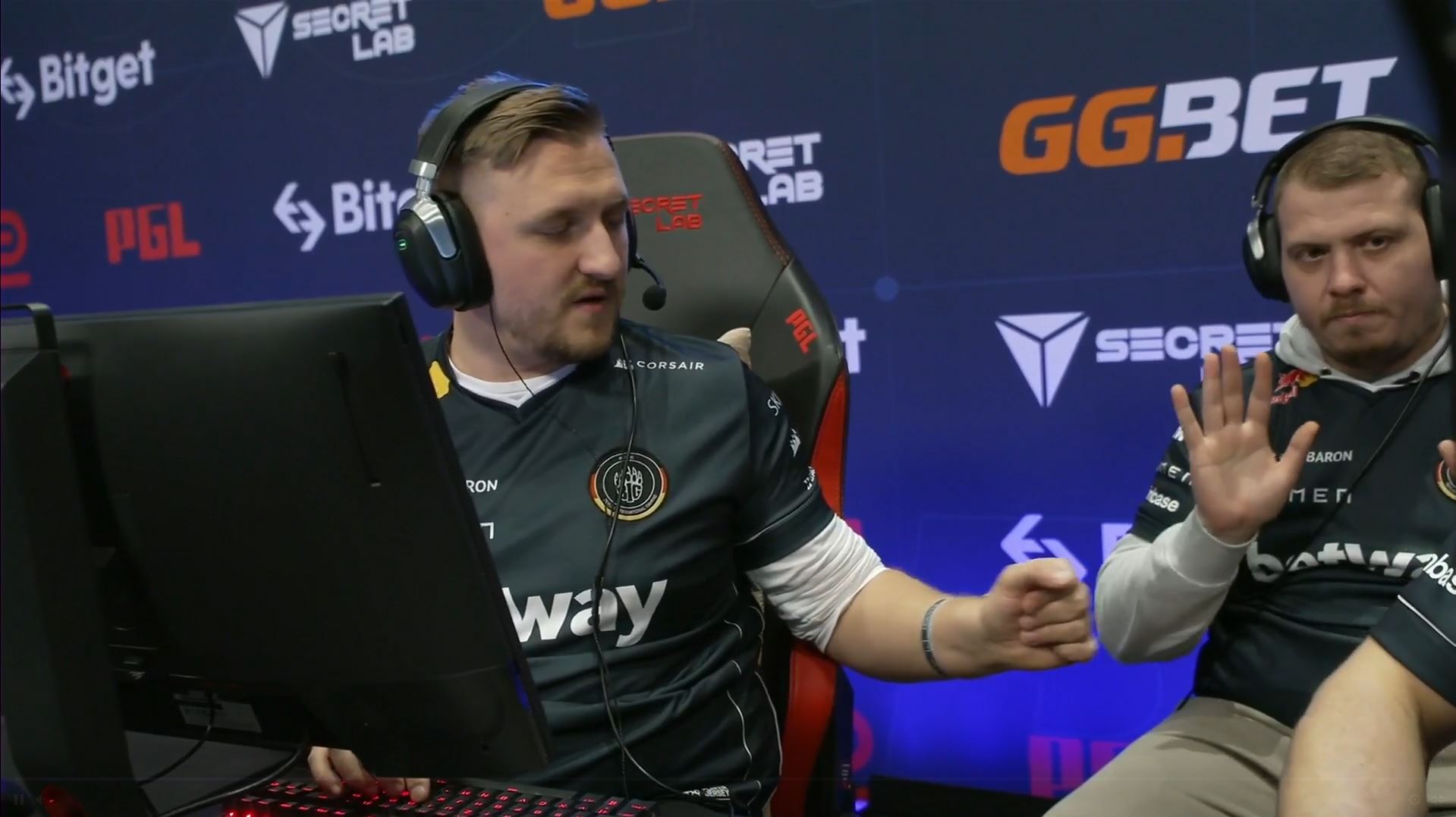 Varování pro trenéry na PGL Major! Žádné "Yes" nebo "Nice", kromě pauz musejí sedět mlčky na židli